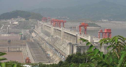 Garbage Sails Toward China's 3 Gorges Dam